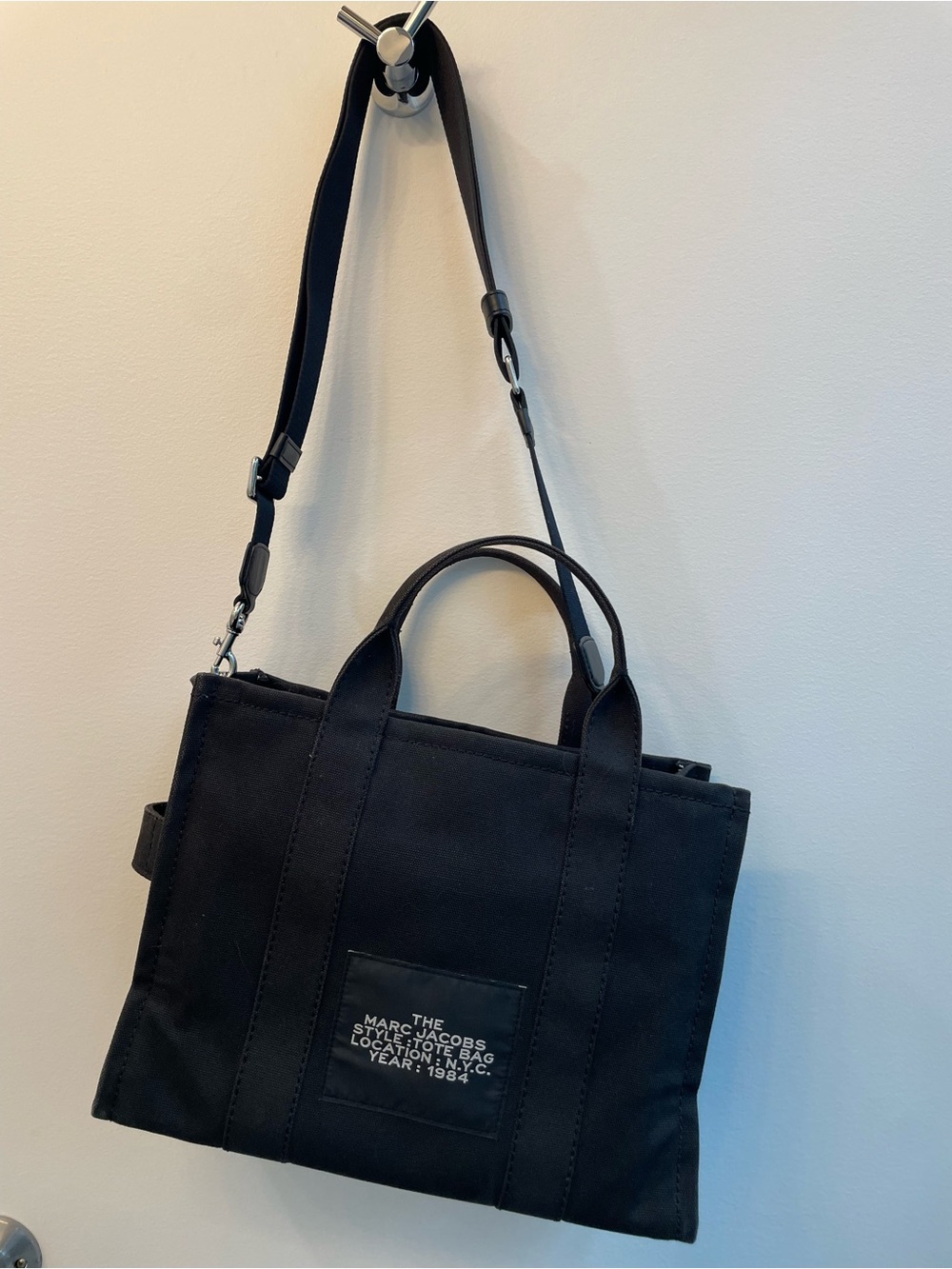 Marc Jacobs Black 'The Tote Bag' Messenger Tote Medium with Extra Logo Strap - Picture 7 of 16